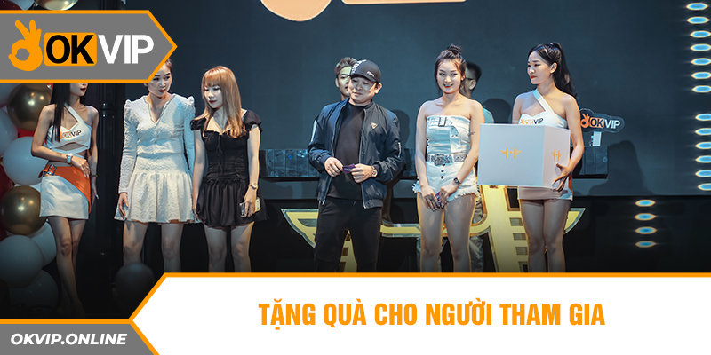  Tặng quà cho người tham gia